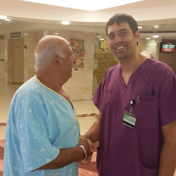 האח בני חדאד מכרמל עם המטופל גבי 